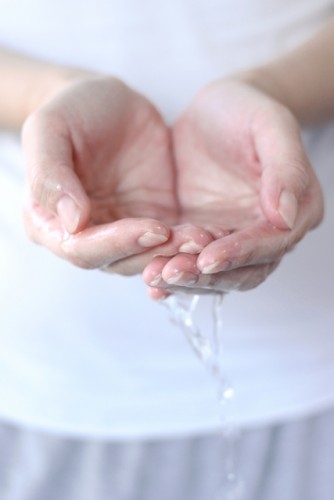 乾燥肌の人は水かぬるま湯で洗顔する方が良い？